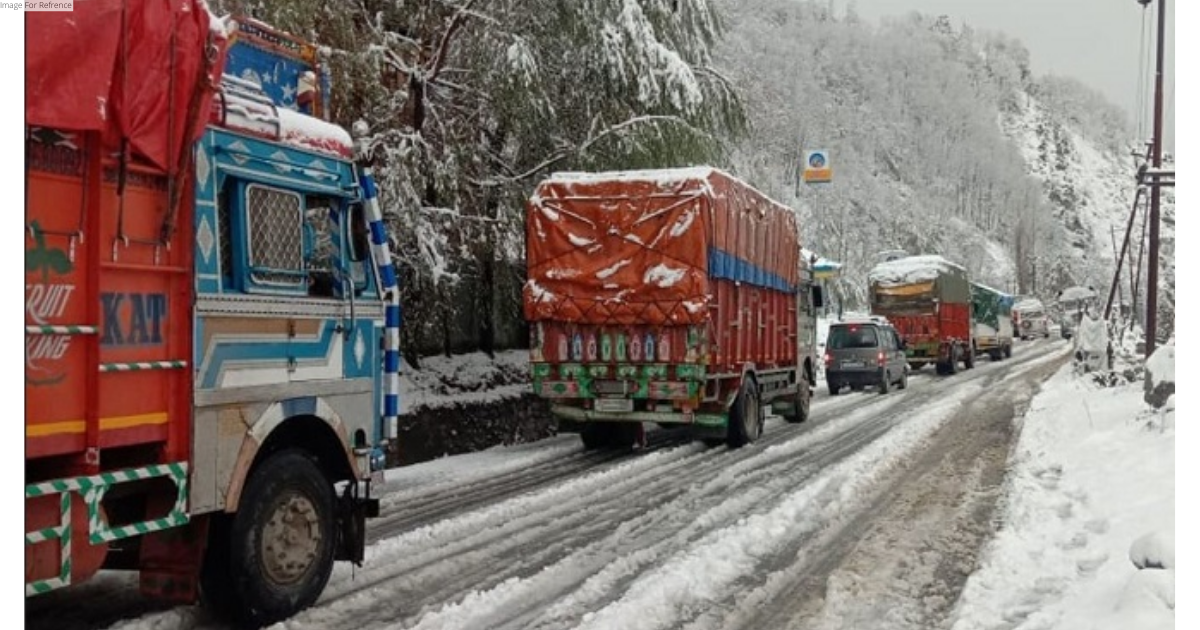 Traffic movement stopped from both sides on Jammu-Srinagar highway amid snowfall